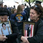 Deux mère pleurent leurs enfants tués dans les attentats du 11 septembre à New York. D. R.